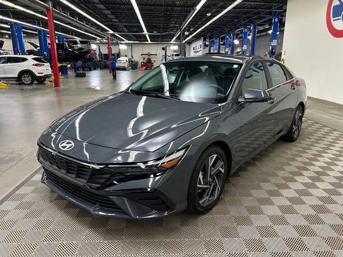 Used 2025 Hyundai Elantra Limited FWD image 7