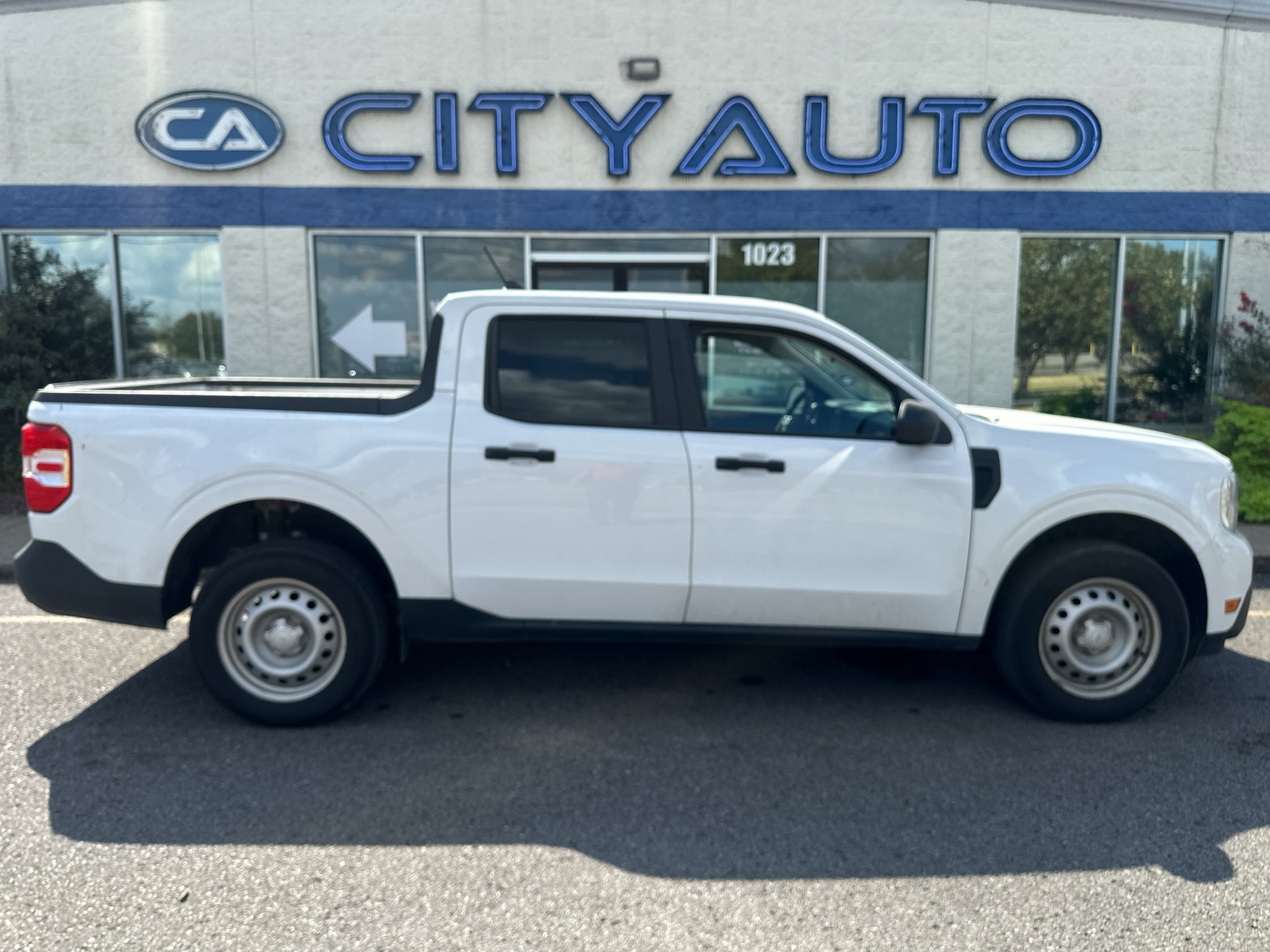 Used 2023 Ford Maverick XL FWD image 3