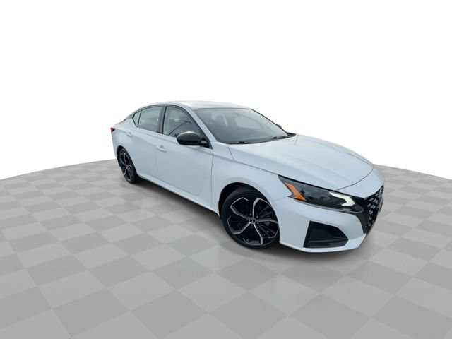 Used 2023 Nissan Altima 2.5 SR w/ SR Premium Package FWD image 2