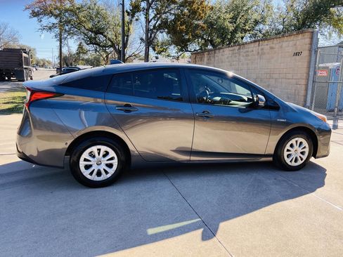 Used 2020 Toyota Prius LE image 13