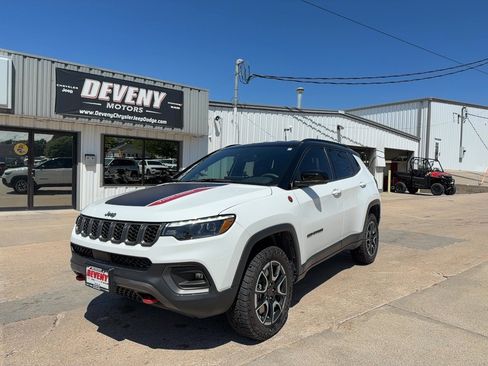 Used 2025 Jeep Compass Trailhawk w/ Trailhawk Elite Group AWD/4WD image 2