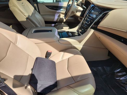 Used 2019 Cadillac Escalade Platinum AWD/4WD image 3