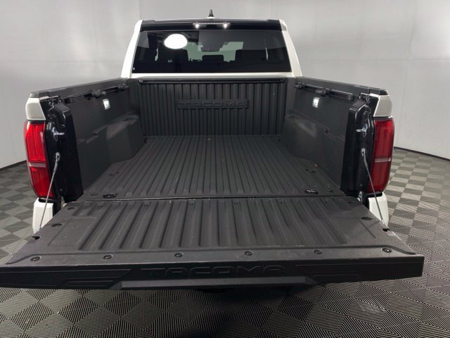 Used 2025 Toyota Tacoma SR5 AWD/4WD image 21