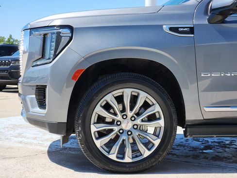 Used 2021 GMC Yukon XL Denali w/ Denali Premium Package AWD/4WD image 9