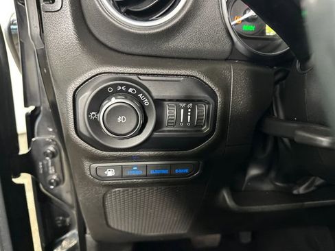 Used 2022 Jeep Wrangler Unlimited Sahara w/ Cold Weather Group image 19