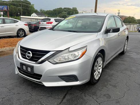 Used 2017 Nissan Altima 2.5 S w/ Power Driver Seat Package FWD image 3
