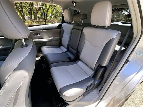 Used 2017 Toyota Prius V Four FWD image 19