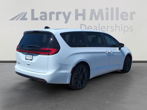 New 2026 Chrysler Pacifica Select FWD image 5
