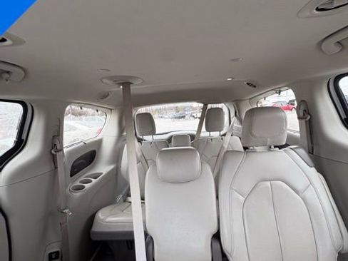 Used 2020 Chrysler Pacifica Touring-L Plus image 23