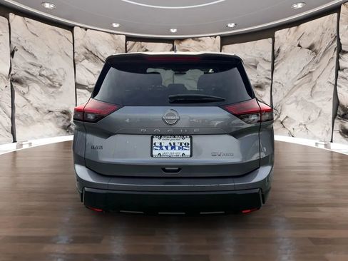 Used 2024 Nissan Rogue SV image 4