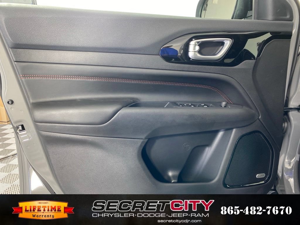 New 2026 Jeep Compass Trailhawk w/ Sun, Sound & Navigation Group AWD/4WD image 12