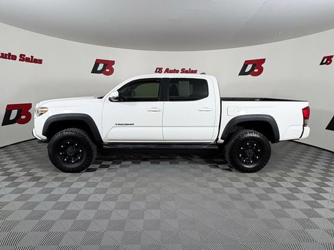 Used 2017 Toyota Tacoma TRD Off-Road w/ Tow Package (A/T) AWD/4WD image 3