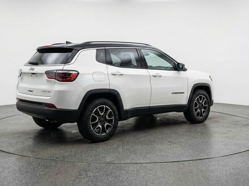 Used 2025 Jeep Compass Trailhawk image 9