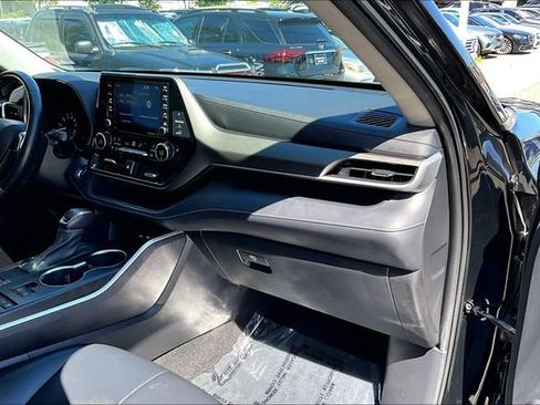 Used 2021 Toyota Highlander XLE FWD image 15