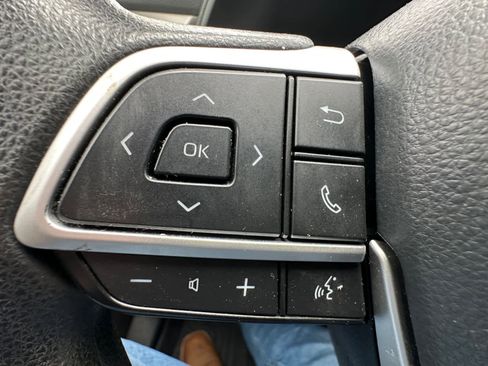 Used 2022 Toyota Highlander L FWD image 23