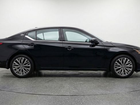 Used 2025 Nissan Altima 2.5 SV image 11