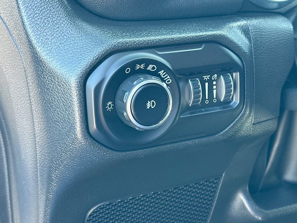 Used 2022 Jeep Wrangler Unlimited Sahara AWD/4WD image 10