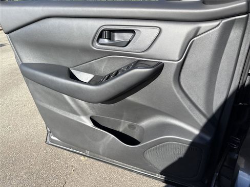 Used 2025 Nissan Rogue S FWD image 12