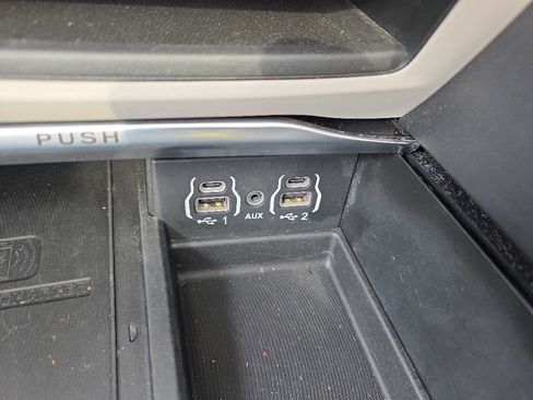Used 2024 Chrysler Pacifica Limited FWD image 26