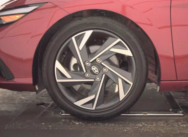 Used 2025 Hyundai Elantra Limited FWD image 5