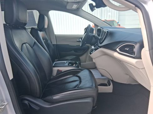 Used 2023 Chrysler Pacifica Touring-L image 16