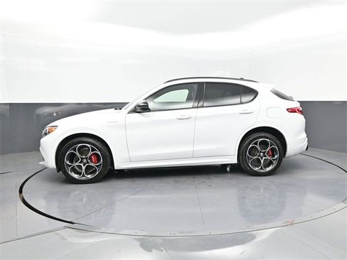 Used 2022 Alfa Romeo Stelvio Veloce image 2