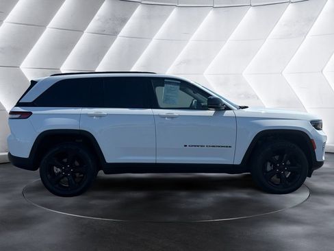 Used 2023 Jeep Grand Cherokee Limited w/ Black Appearance Package RWD image 6