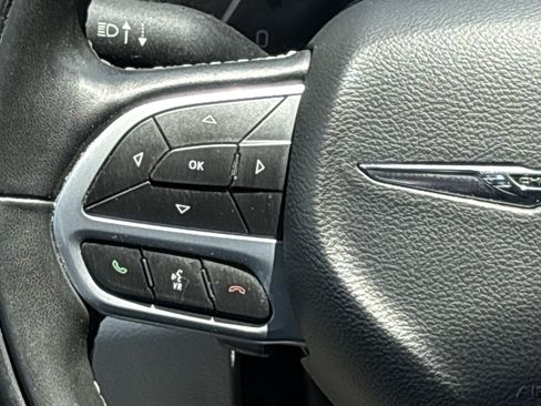 Used 2022 Chrysler Pacifica Limited FWD image 23
