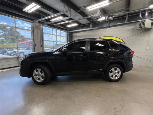 Used 2021 Toyota RAV4 LE AWD/4WD image 2