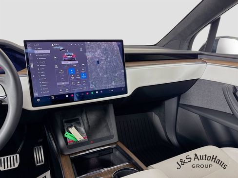 Used 2024 Tesla Model X image 30
