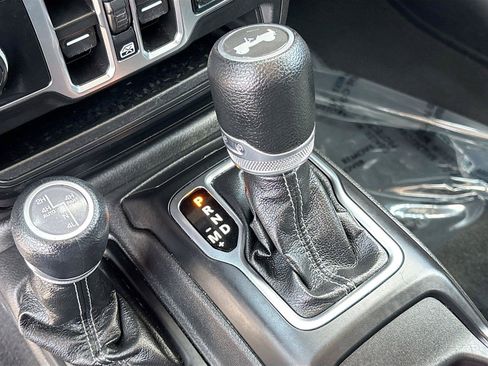 Used 2024 Jeep Wrangler Unlimited Sahara AWD/4WD image 16