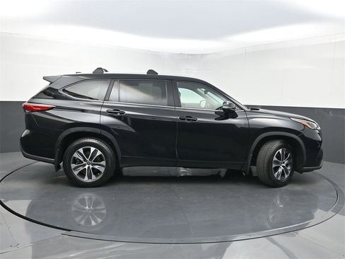 Used 2023 Toyota Highlander XLE image 44