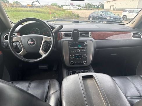 Used 2011 GMC Yukon XL SLT w/ SLT-2 Equipment Package AWD/4WD image 12
