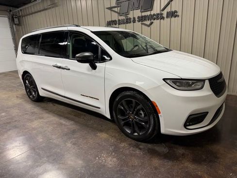 Used 2024 Chrysler Pacifica Touring-L w/ Road Tripper Package image 6