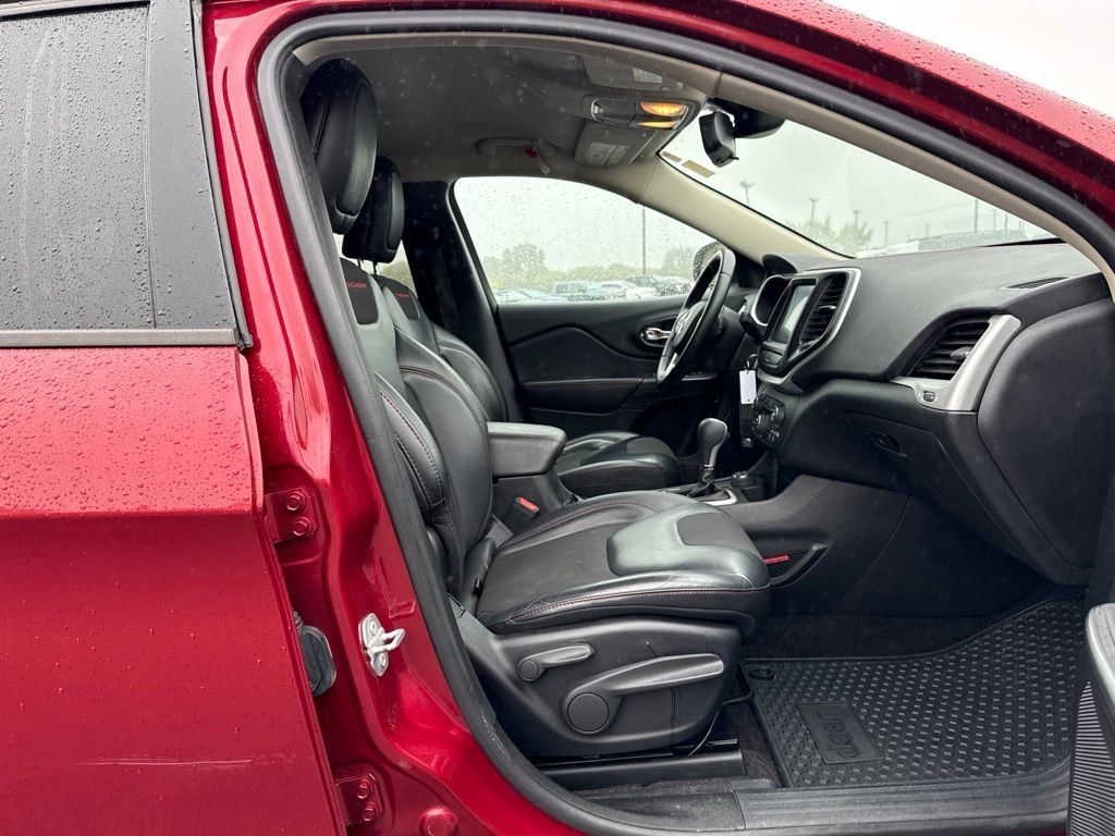 Used 2017 Jeep Cherokee Trailhawk AWD/4WD image 11