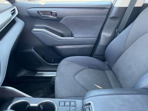 Used 2023 Toyota Highlander LE image 14