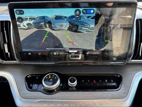 Used 2025 Ford Expedition Platinum image 9