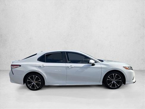 Used 2020 Toyota Camry SE image 4