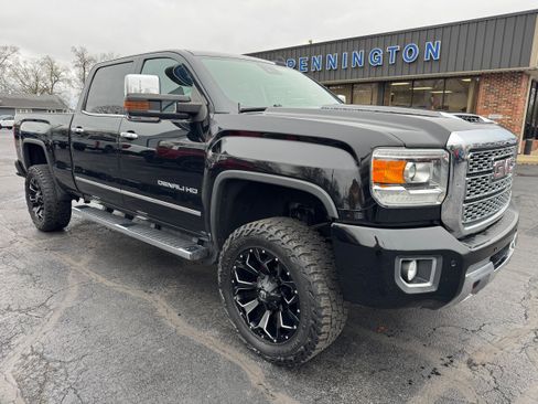 Used 2019 GMC Sierra 2500 Denali w/ Duramax Plus Package AWD/4WD image 9