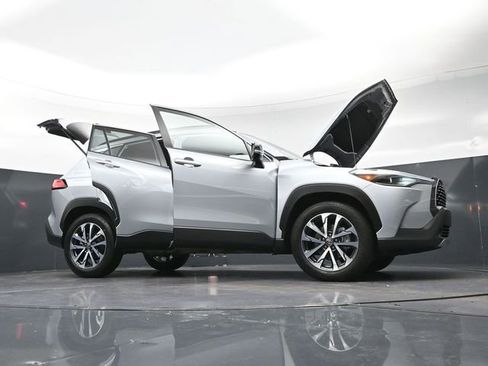 Used 2025 Toyota Corolla Cross XLE FWD image 42
