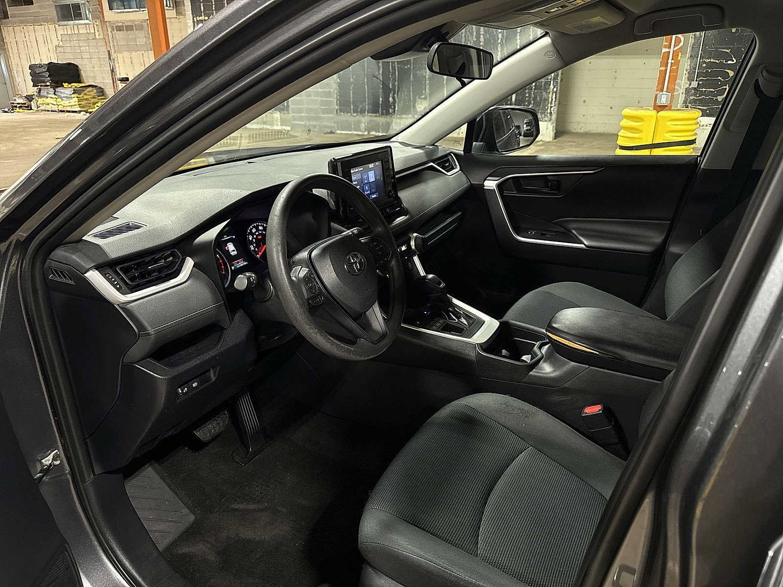Used 2019 Toyota RAV4 LE AWD/4WD image 27