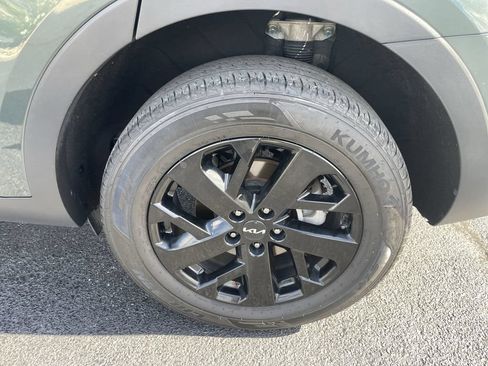 Certified 2022 Kia Sorento S w/ Panoramic Sunroof Package AWD/4WD image 8