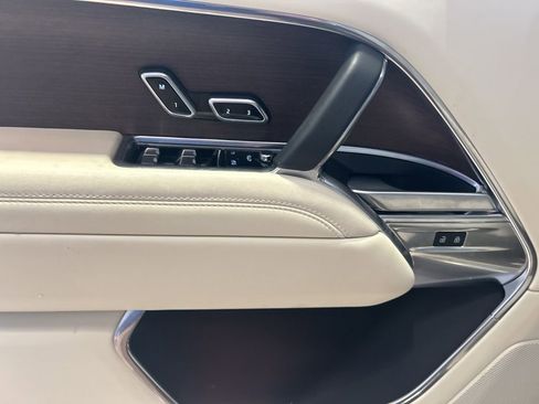 Used 2024 Land Rover Range Rover Long Wheelbase SE image 3