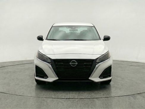 Used 2025 Nissan Altima 2.5 SV FWD image 2
