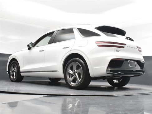 New 2026 Genesis GV70 2.5T Select image 12