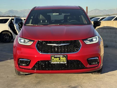 New 2026 Chrysler Pacifica Select image 2