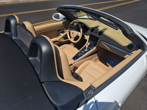 Used 2016 Porsche Boxster w/ Infotainment Package RWD image 33