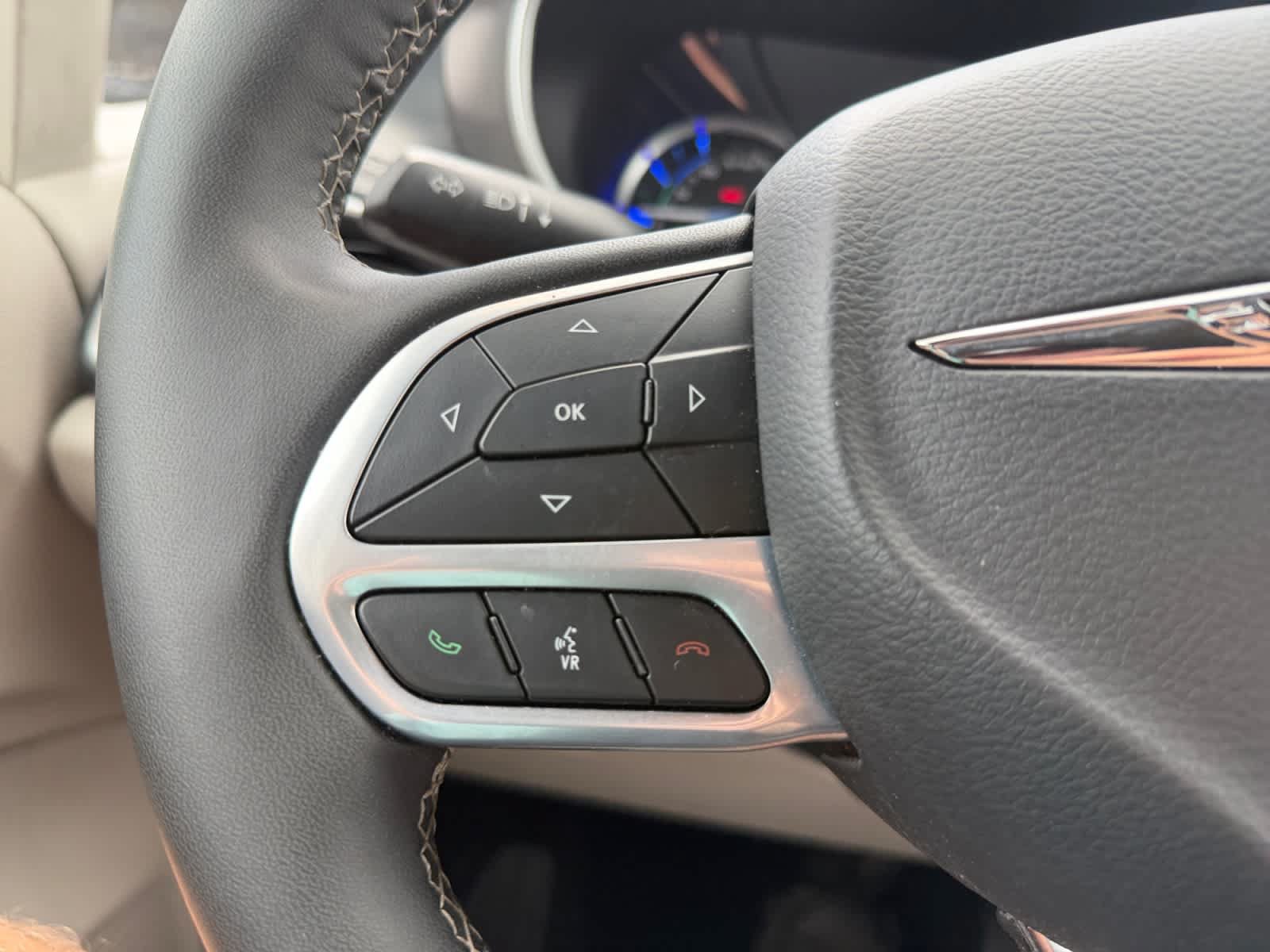 Used 2024 Chrysler Pacifica Limited FWD image 32