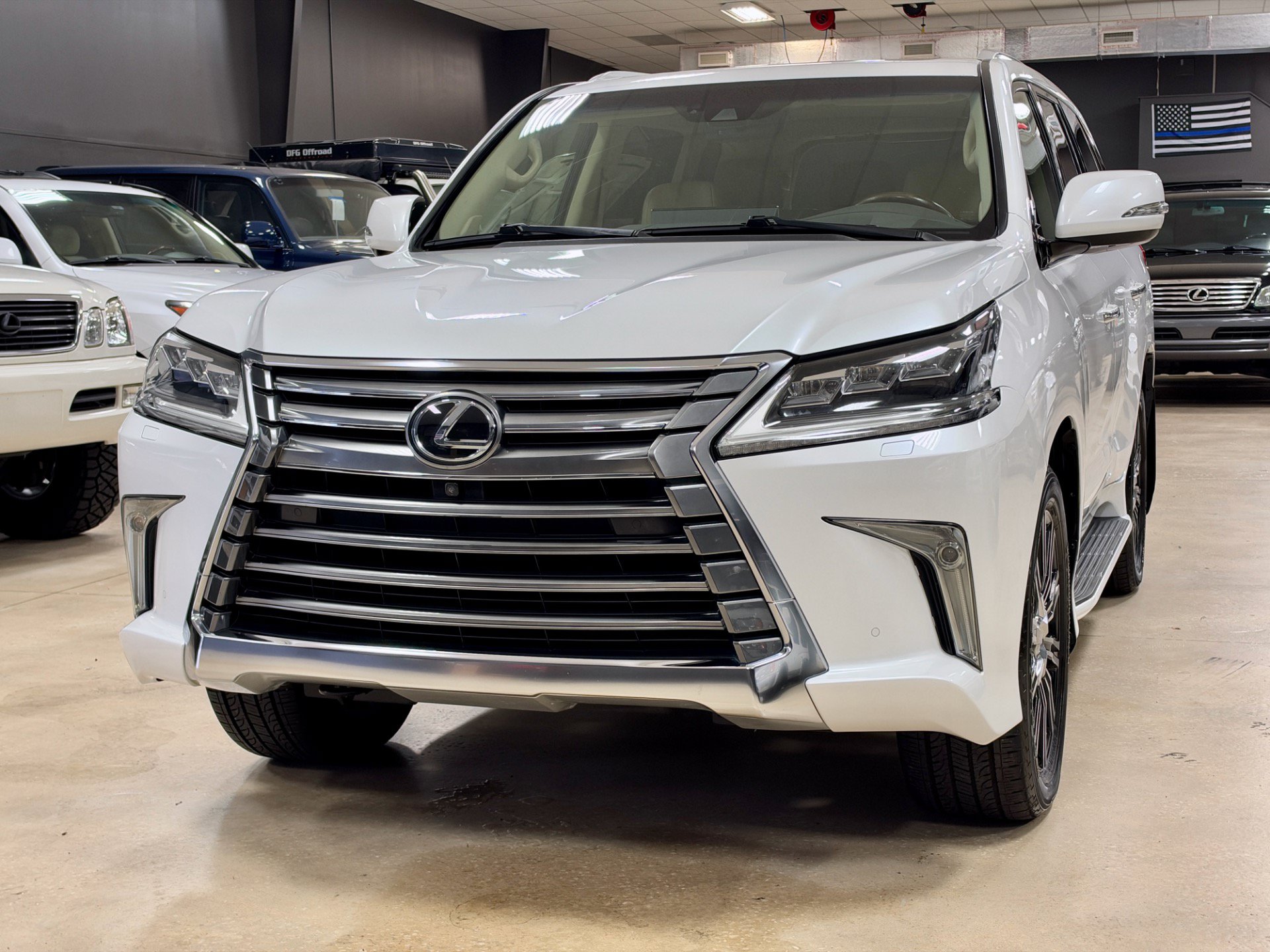 Used 2018 Lexus LX 570 4WD w/ Luxury Package image 2
