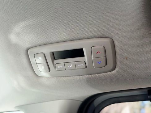 Used 2025 Kia Carnival EX image 25